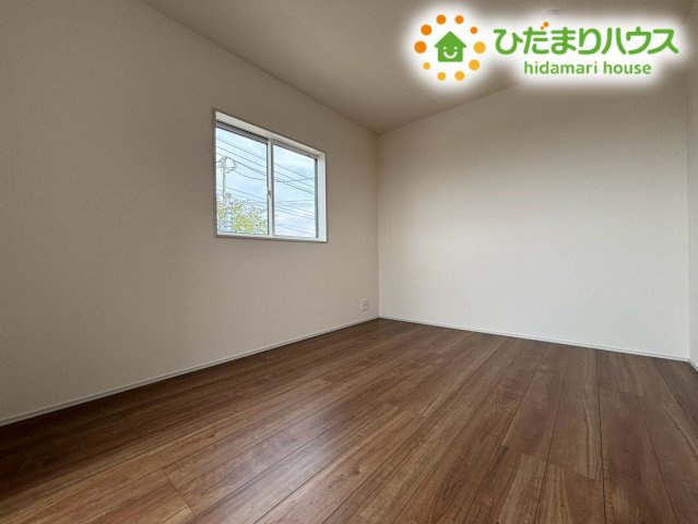 本庄市小島南1丁目　新築一戸建て　ブルーミングガーデン　01の洋室|木目調の綺麗なフローリングが印象的な洋室です！2面採光で室内はいつも明るく爽やかな風が通り抜けます！集中して勉強や読書に取り組める落ち着いた空間で快適にお過ごしいただけますよ