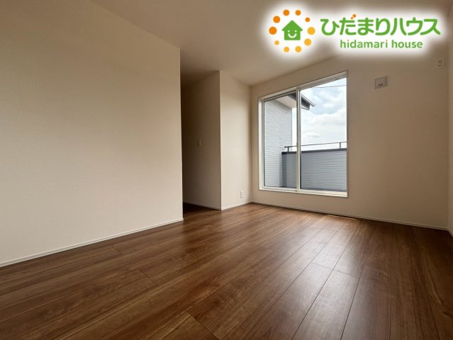本庄市小島南1丁目　新築一戸建て　ブルーミングガーデン　01の洋室|バルコニーへ直接出入りができる便利な洋室です！大きな窓から明るい日差しが差し込み、穏やかな雰囲気です！お布団干しや室内換気もスムーズに行えて毎日の暮らしを快適にサポートしてくれます♪
