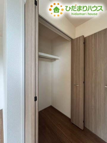 本庄市小島南1丁目　新築一戸建て　ブルーミングガーデン　01の収納|洋室に備え付けられた便利なクローゼットです！洋服をハンガーのまま大量に掛けられるパイプハンガーと棚板を完備！かさばる衣服や季節物の荷物もスッキリまとめて収納していただけますよ♪