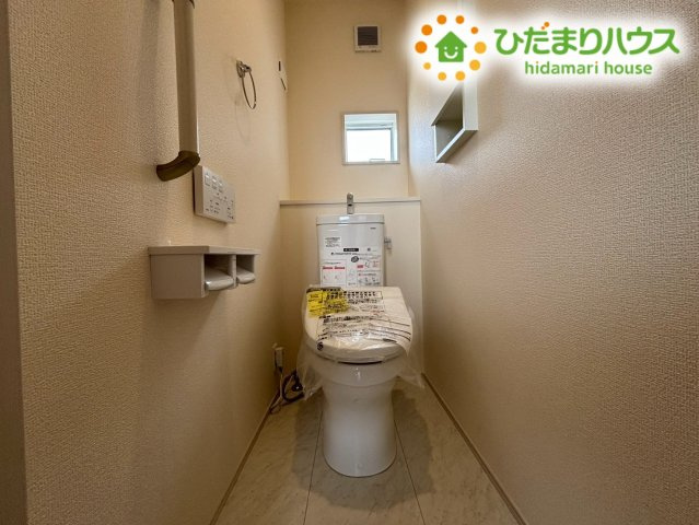 本庄市小島南1丁目　新築一戸建て　ブルーミングガーデン　01のトイレ|2階に設置された清潔感のあるトイレです！朝の忙しい時間帯もご家族で順番待ちをすることなくスムーズに使用できます！小窓付きで換気もしやすくいつでも快適にご利用いただけますよ♪