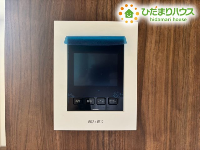 本庄市小島南1丁目　新築一戸建て　ブルーミングガーデン　01のセキュリティ|室内にいながら来訪者の姿と声を確認できるモニタ付きインターホン。不審者の侵入抑止や、お子様の留守番時、一人での応答時にも頼もしい設備です。ご家族の安全な暮らしを24時間優しく見守ります♪