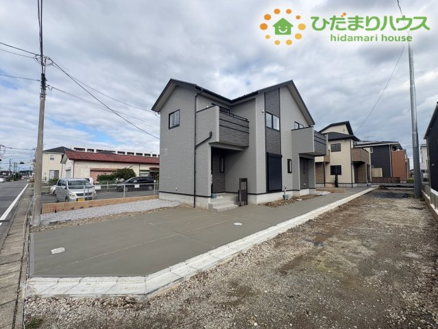 本庄市小島南1丁目　新築一戸建て　ブルーミングガーデン　01の外観|別角度から撮影したスタイリッシュな佇まい。前面スペースが開けているため視界が良く、開放感があります。陽当たりや通風にも恵まれており、毎日を清々しい気分でスタートできそうですね。