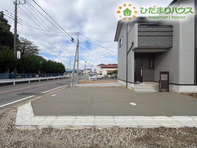 本庄市小島南1丁目　新築一戸建て　ブルーミングガーデン　01の駐車場|お車の駐車スペースもしっかり確保されたゆとりある敷地です！毎日の出し入れや自転車の置場もスムーズ！お友達やご親戚が遊びに来た際にも便利に活用していただける広いスペースとなっています♪