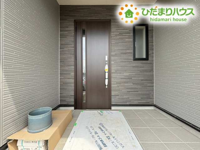 本庄市小島南1丁目　新築一戸建て　ブルーミングガーデン　01の玄関|品のあるカラーリングが印象的な玄関ポーチ。深みのあるアプローチ設計になっており、雨の日でも濡れずに落ち着いて鍵の出し入れができます。小さなお子様連れのお出かけも安心感がありますね。
