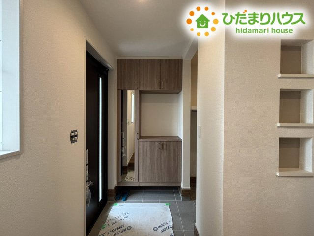 本庄市小島南1丁目　新築一戸建て　ブルーミングガーデン　01の玄関|木目の温もりを感じる洗練された玄関ホールです！横にはニッチスペースがありお気に入りのインテリアを飾れます！毎日のお出かけやご家族・ご友人のお出迎えも気持ちよく行える明るい空間ですね♪