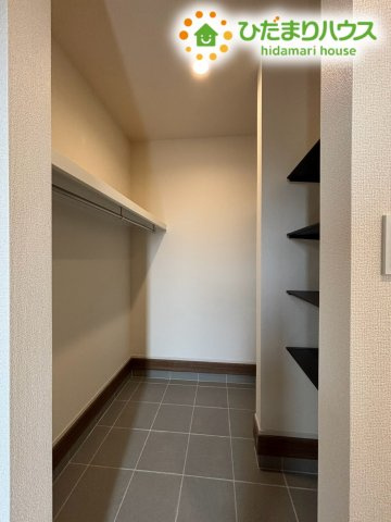 本庄市小島南1丁目　新築一戸建て　ブルーミングガーデン　01の収納|玄関脇には大容量の土間収納を配置。ベビーカーやアウトドア用品、スポーツギアなどをそのまましまえる便利な設計です。雑然としがちな玄関スペースを常にスッキリ美しく保てますよ。