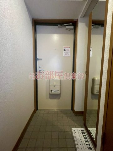 グランデージ中央町の玄関|収納もある玄関です