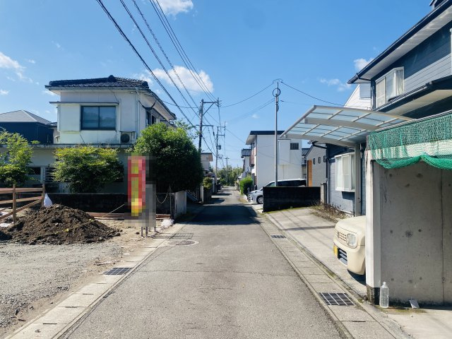 西坂元町　新築戸建ての前面道路含む現地写真