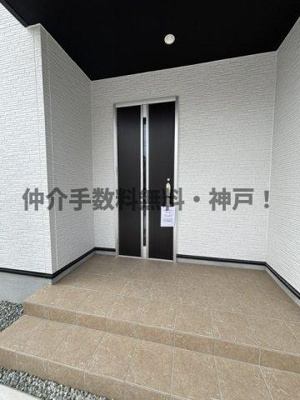 【玄関】 | 神戸市須磨区北落合5丁目　新築戸建1号棟　仲介手数料無料！ | 毎日通る玄関はこちらです