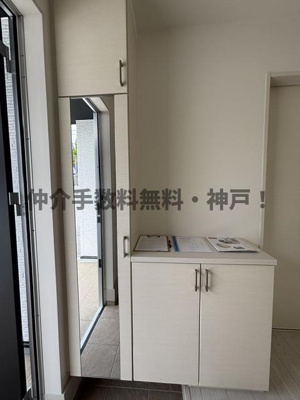 【玄関】 | 神戸市須磨区北落合5丁目　新築戸建1号棟　仲介手数料無料！ | 収納もある玄関です
