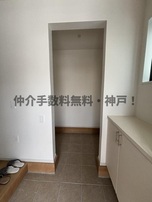 【玄関】 | 神戸市須磨区北落合5丁目　新築戸建2号棟　仲介手数料無料！ | ゆったりとした玄関です
