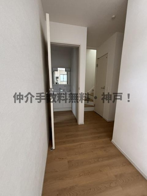 【玄関】 | 神戸市須磨区北落合5丁目　新築戸建2号棟　仲介手数料無料！ | 収納もある玄関です