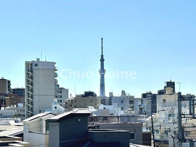 ラ・グラース日暮里の展望|手を伸ばせば、ふれることが出来そうな環境が、そのままインテリアになったような印象です。その豊かな眺望にふさわしい空間には、通風・採光にも優れ、心地よい光と風があふれています