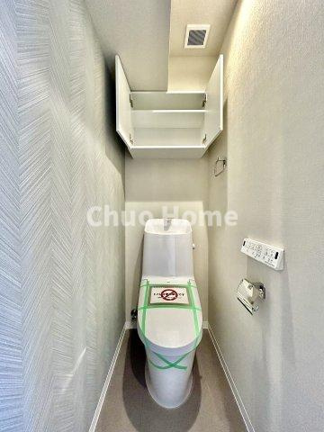ラ・グラース日暮里のトイレ|【トイレ】 収納スペースをしっかりと確保した温水洗浄便座機能付きトイレ。温水洗浄便座は清潔にお使いいただくための大切なアイテムです。