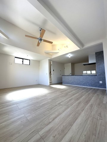 ROOFTOP FAMILY — 平和町で叶える、空のある暮らしの居間・リビング