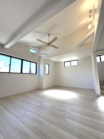 ROOFTOP FAMILY — 平和町で叶える、空のある暮らしの居間・リビング