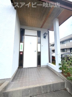 【玄関】 | 岐南町伏屋リフォーム済み中古住宅登場です♪お車スペース2台可能！（車種による）アクセス良好です♪ | 岐南町伏屋リフォーム済み中古住宅登場です♪お車スペース2台可能！（車種による）アクセス良好です♪
