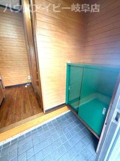 【玄関】 | 岐南町伏屋リフォーム済み中古住宅登場です♪お車スペース2台可能！（車種による）アクセス良好です♪ | 岐南町伏屋リフォーム済み中古住宅登場です♪お車スペース2台可能！（車種による）アクセス良好です♪
