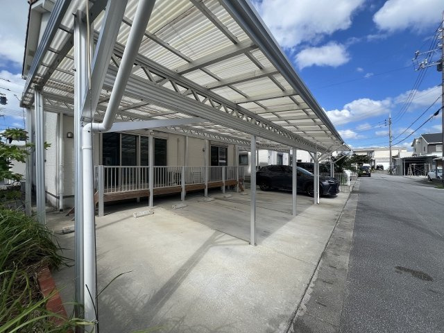 糸満市潮崎町3丁目 4LDKの駐車場