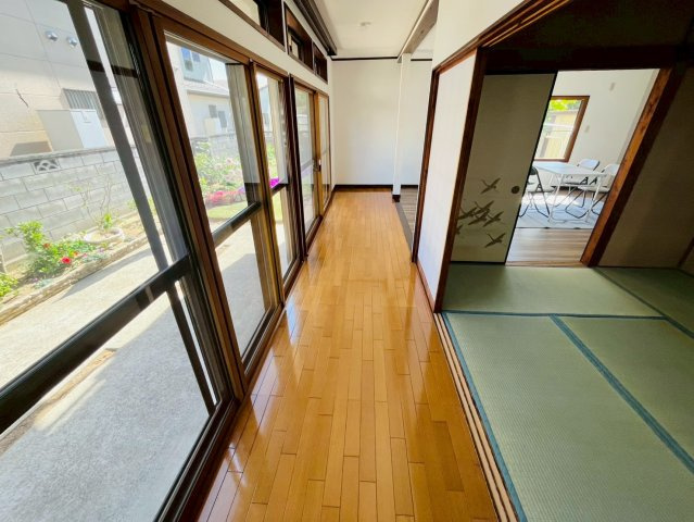 筑西市玉戸 リフォーム物件　のその他|〇広縁〇
広縁があることでお部屋が明るく開放的になります。天気の良い日はのんびり日向ぼっこをするのも良いですね（＾＾） 
2026年4月撮影
