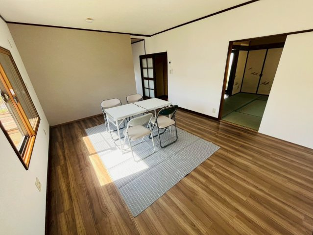 筑西市玉戸 リフォーム物件　の居間・リビング|〇リビング〇
窓から明るい日差しが差し込みます♪
2026年4月撮影
