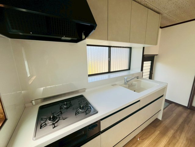 筑西市玉戸 リフォーム物件　のキッチン|〇キッチン〇
リフォーム済みシステムキッチン♪窓付きで手元は明るく（＾＾）勝手口があるので、買い物帰りやゴミ出しの際に便利です！
2026年4月撮影