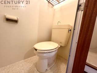 シンプルで掃除のしやすいトイレです♪