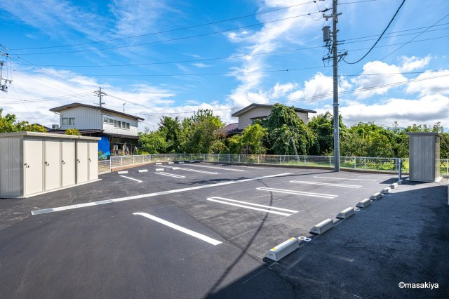 プレシャス・アイルの駐車場