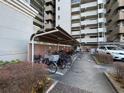 【駐輪場】 | グランシスフォート中百舌鳥3番館 | 駐輪場に屋根があるので、雨の日に自転車が濡れにくく嬉しいですね！