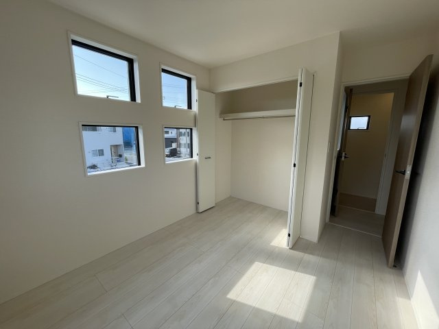 【洋室】 | 【新築分譲住宅～GRAFARE～】山形市印役町　2期　全2棟 | 【Room】
1日の疲れを癒し、心地よく寛げるようゆったりとした広さを確保しています。プライベートタイムをより優雅に穏やかに…。落ち着いた雰囲気を紡ぎます（同仕様施工例）