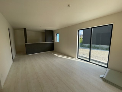 【居間・リビング】 | 【新築分譲住宅～GRAFARE～】山形市印役町　2期　全2棟 | 【Living room】
家族と過ごすひと時を溢れる光が優しく包み込むリビングダイニング。家族とともに、心穏やかに過ごすひととき。家族との時間、自分の時間を大切にできる空間になります（同仕様施工例）