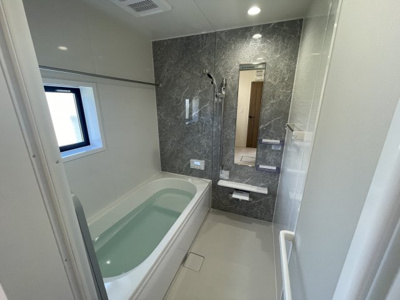 【浴室】 | 【新築分譲住宅～GRAFARE～】山形市印役町　2期　全2棟 | 【Bathroom】
快適な使い心地とゆとりある空間が1日の疲れを解きほぐすバスルーム。空間も浴槽もゆったりのびのび使えるゆとり設計。快適なリラックスタイムを過ごせます。（同仕様施工例）