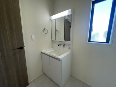 【その他】 | 【新築分譲住宅～GRAFARE～】山形市印役町　2期　全2棟 | 【Powder room】
十分な大きさの洗面台は収納もさる事ながら、身だしなみチェックや歯磨きなど、朝の慌ただしい時間でもホテルライクなスペースで余裕とゆとりを感じて頂けます。（同仕様施工例）