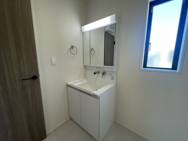 【その他】 | 【新築分譲住宅～GRAFARE～】山形市印役町　2期　全2棟 | 【Powder room】
十分な大きさの洗面台は収納もさる事ながら、身だしなみチェックや歯磨きなど、朝の慌ただしい時間でもホテルライクなスペースで余裕とゆとりを感じて頂けます。（同仕様施工例）