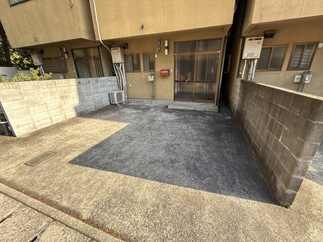 姫路市夢前町山冨のハイツの駐車場
