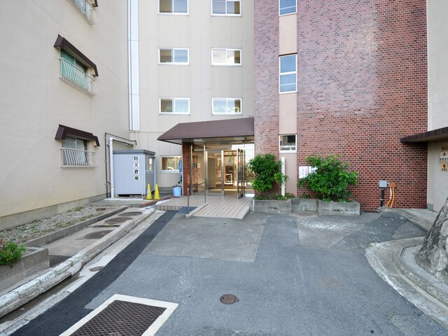 グリーンハイツ向陽  3号棟のエントランス|ゆとりのあるエントランスです