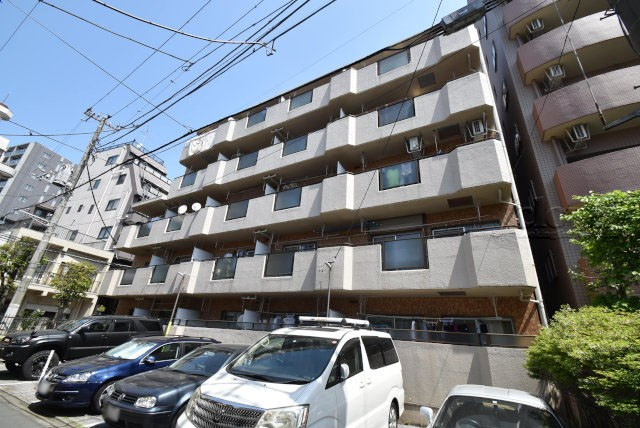 【外観】 | 南麻布ローヤルコーポ | さほど大きなサイズではありませんが、清潔感があり、好感の持てるマンション外観。ぜひ一度、現地でご覧ください。～即日のご見学可能～　お問合せはお気軽にどうぞ。