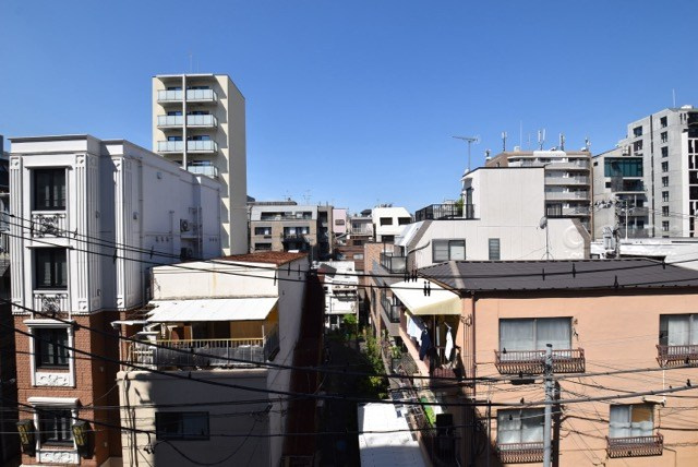 【展望】 | 南麻布ローヤルコーポ | 眼前に広がる空の雄大さと、このお部屋の自慢の一つである「眺望」をご覧ください。毎日、この景色を独り占めできる新生活に夢が広がります。～即日のご見学可能～　お問合せはお気軽にどうぞ。