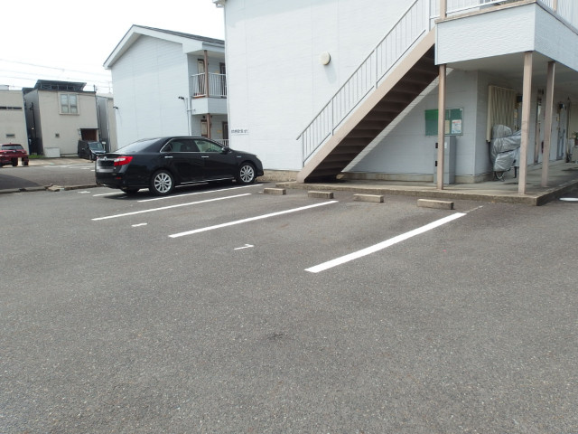 SurplusTwoライフの駐車場