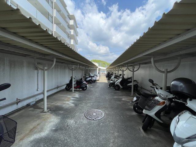 フォーレ東望の駐車場