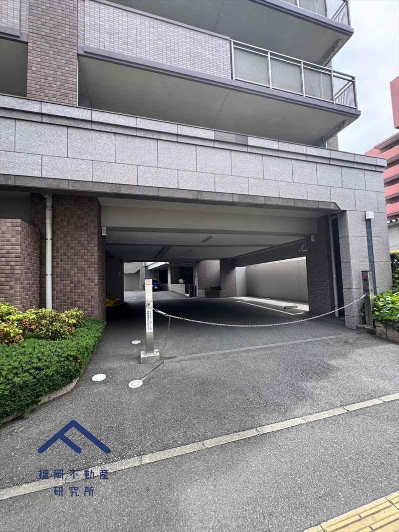 アンピール西新の駐車場