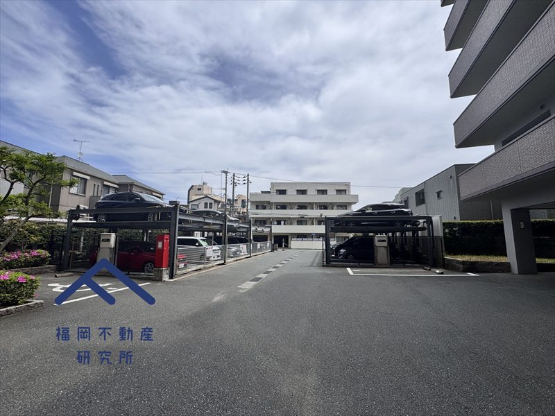 アンピール西新の駐車場