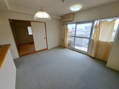 【居間・リビング】 | co-op宇部松山町 | 9.5帖の広々としたリビング。ご家族みんなでお食事ができます。
