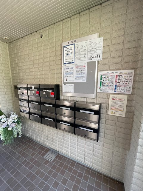 グランドヒルズ代沢のロビー|集合ポスト