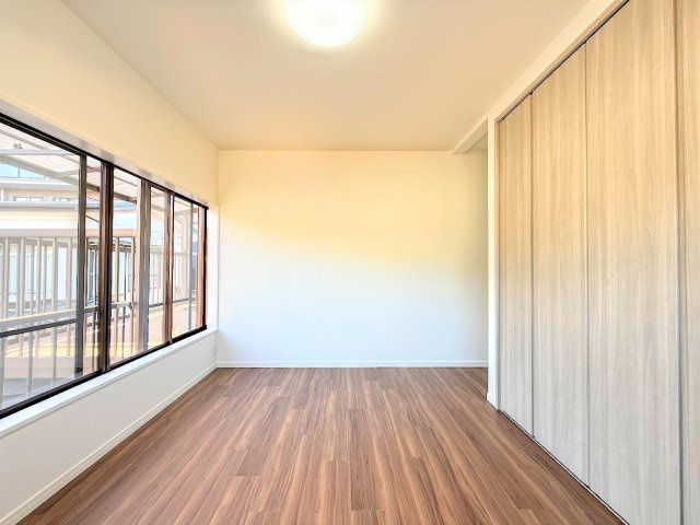 戸塚区戸塚町　中古戸建ての洋室|◆気持ちの良い風が室内へ入り込む居室。家具を配置しても広々ご利用いただけます！！