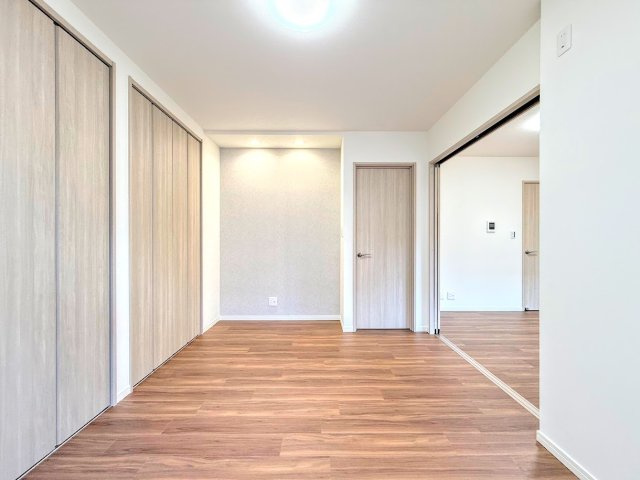 戸塚区戸塚町　中古戸建ての洋室|◆二面採光で、陽差しを長時間受ける事が出来る暖かい室内です。もちろん複層ガラスなので、遮音性にも優れ、結露も発生しにくい構造。サッシ周りのカビが発生しにくくなります。