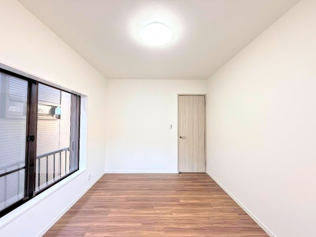 戸塚区戸塚町　中古戸建ての洋室|◆感性を育むプライベートルームはシンプルでスマートな空間。好みの空間で読書をしたり、音楽を聞いたりと一人の時間も充実したものにできます。