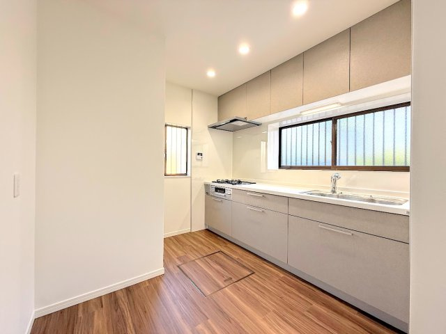 戸塚区戸塚町　中古戸建てのキッチン|◆デザイン性と機能性を兼ね備えたキッチンです。リビングスペースとの一体感が生まれ、広々空間を演出してくれます。