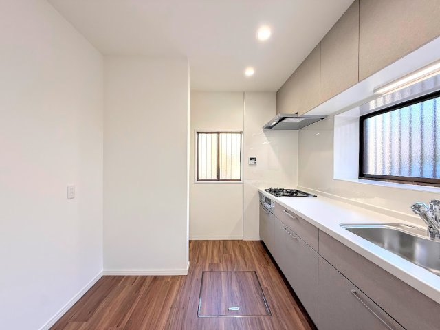 戸塚区戸塚町　中古戸建てのキッチン|◆ご家族みんなで調理ができる位のスペースを実現したキッチン空間となっております。みんなで作った料理を召し上がりながらの会話は、どのような物になるのでしょうか。