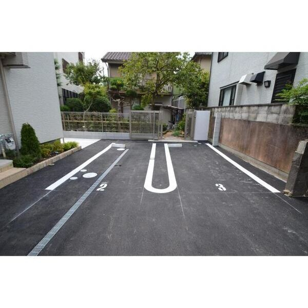 西小路４メゾネットの駐車場